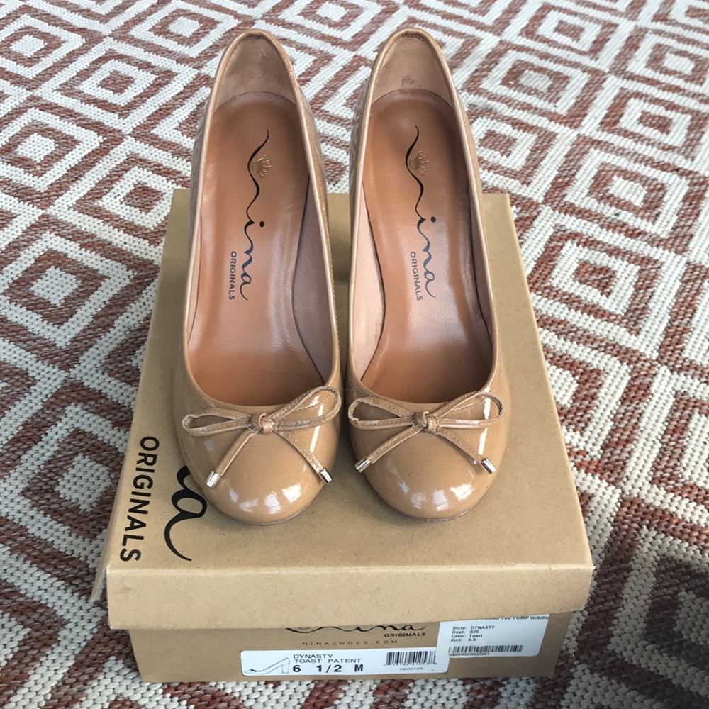 Nude patent leather chunky heel round toe pump